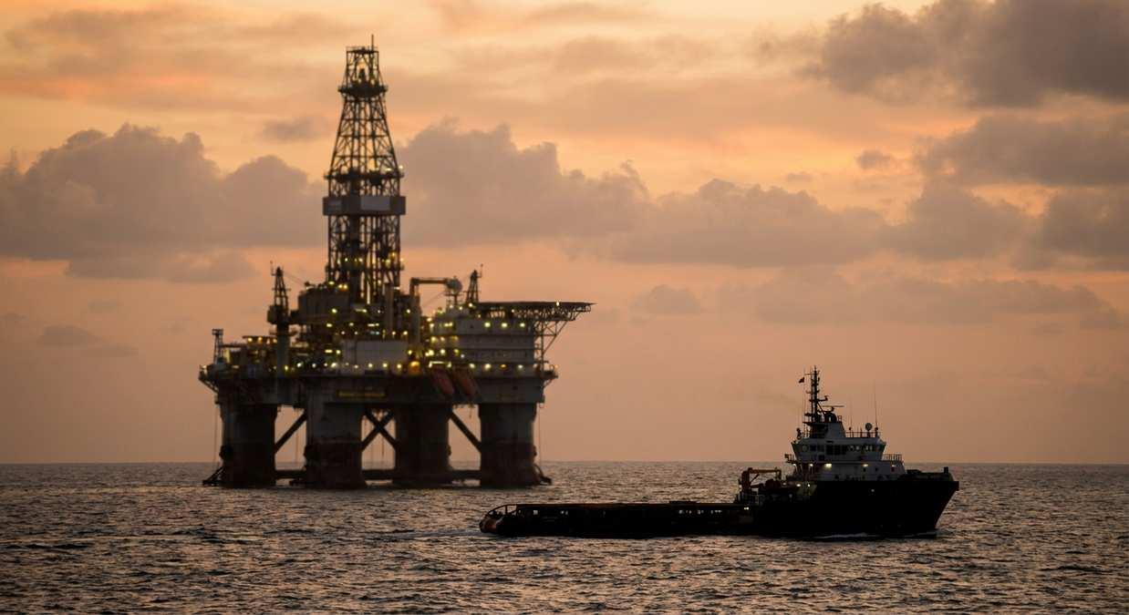 Цены на нефть Brent взлетели на 8% на фоне геополитической напряженности