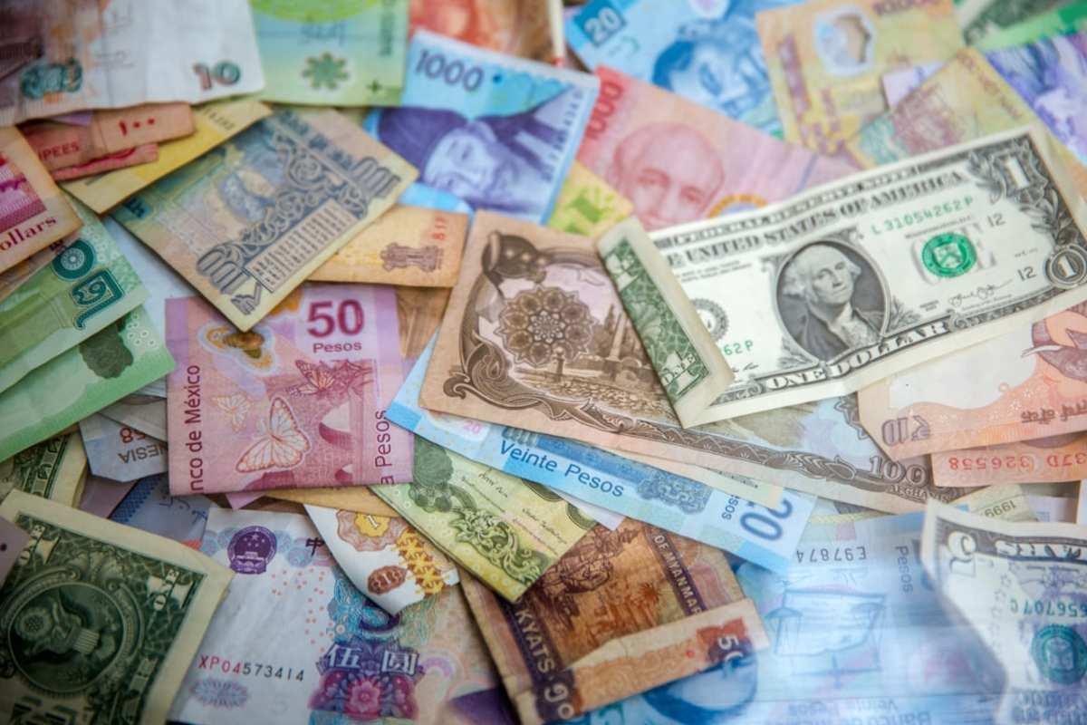 Средний курс продажи наличного доллара в банках Москвы опустился до 84,02 ₽