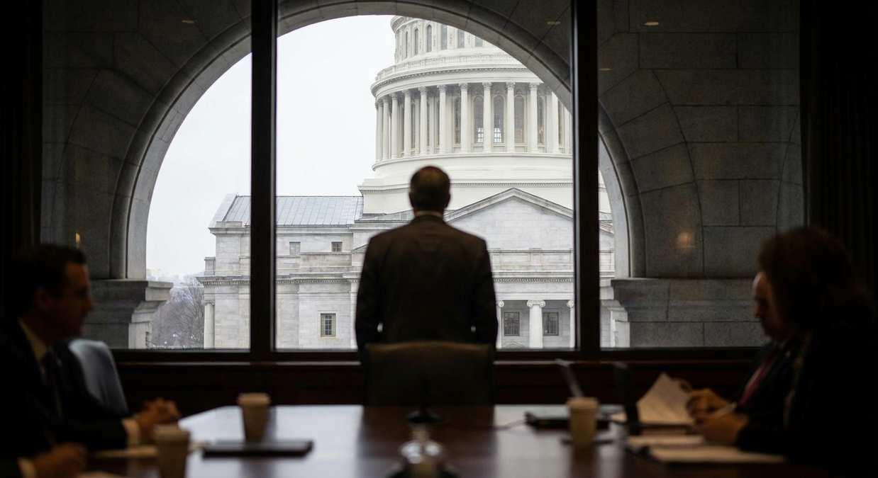 Пауэлл останется главой ФРС США до официального утверждения Уорша