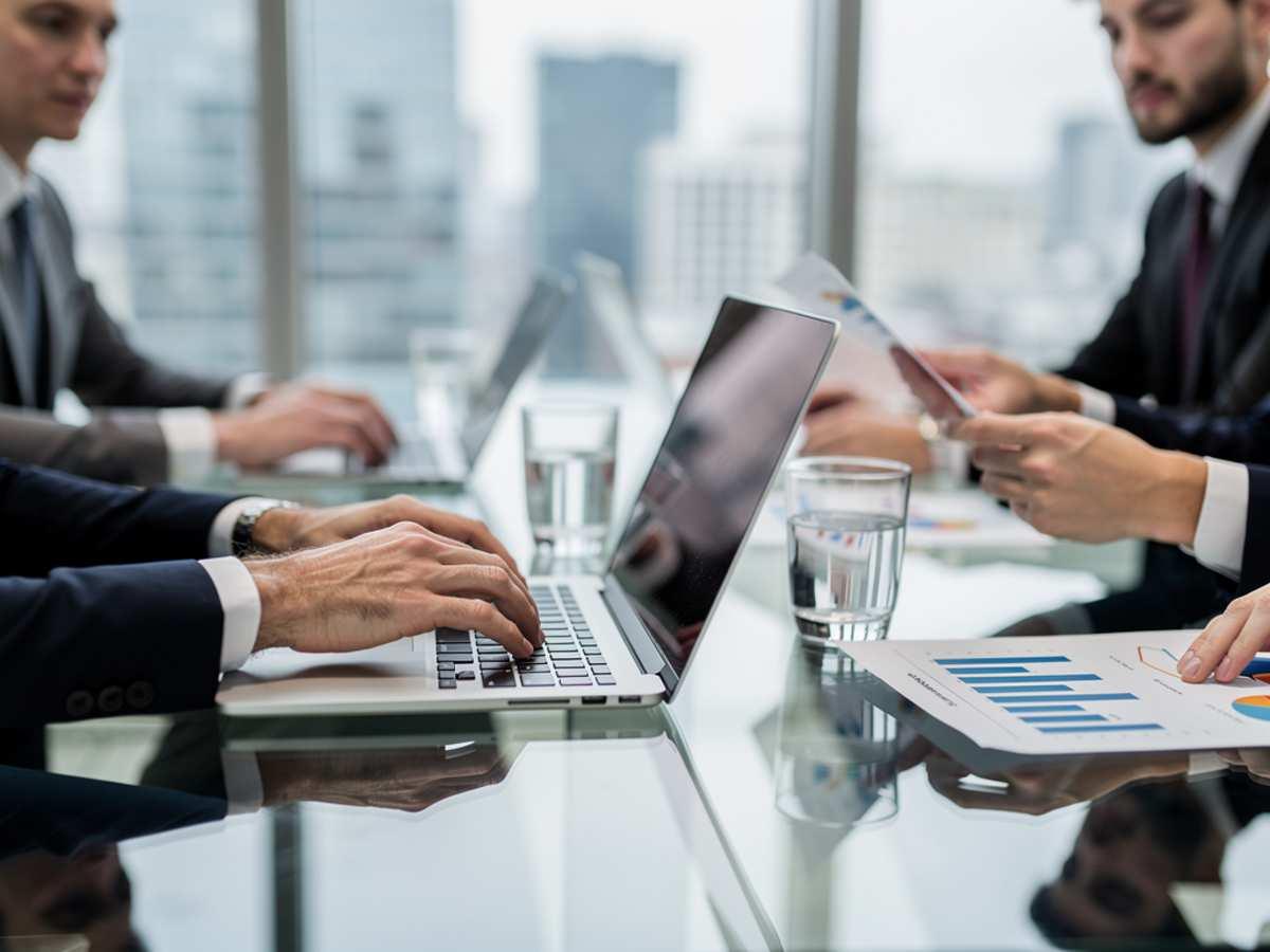 ₽ начал торги на Московской бирже снижением по отношению к юаню