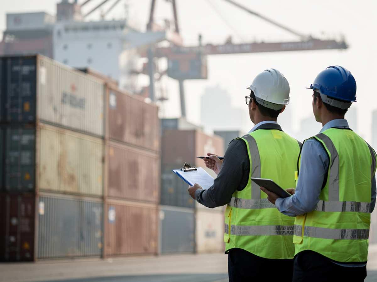 Профицит торгового баланса России упал почти на треть в начале года