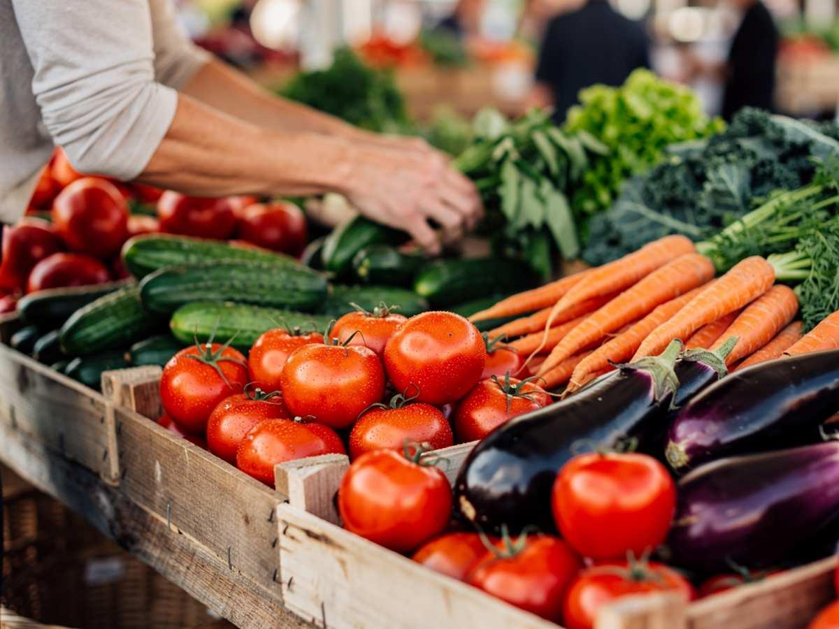 Цены на овощи и фрукты в России снизились на 0,1%