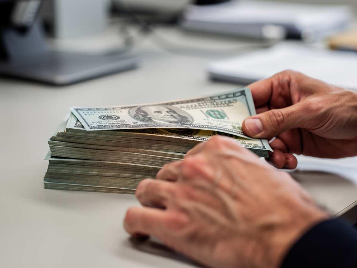 Банки Москвы обновили средний курс покупки и продажи наличного доллара