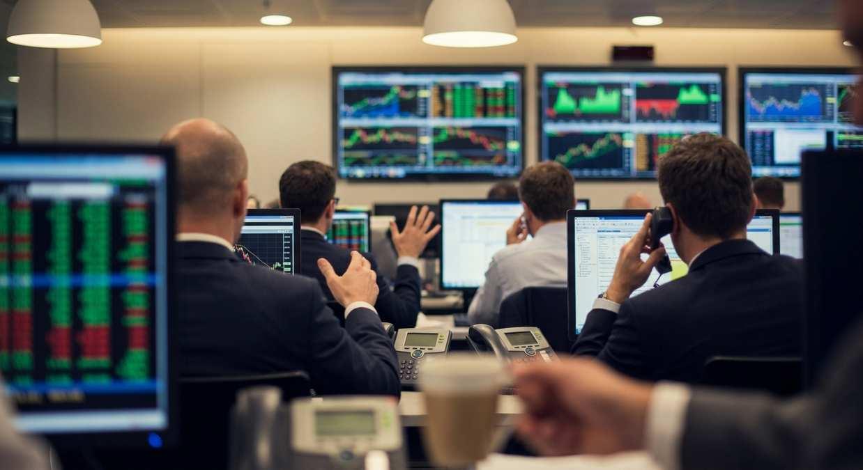 Индексы Мосбиржи и РТС показывают рост в ходе дневных торгов