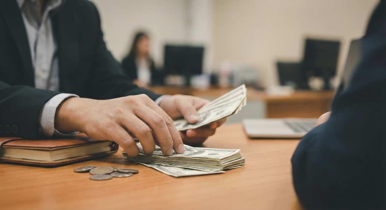 Банк России понизил официальные курсы доллара и евро на 22 апреля