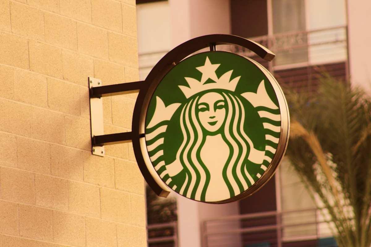 Акции Starbucks подорожали на 5% после повышения годового прогноза