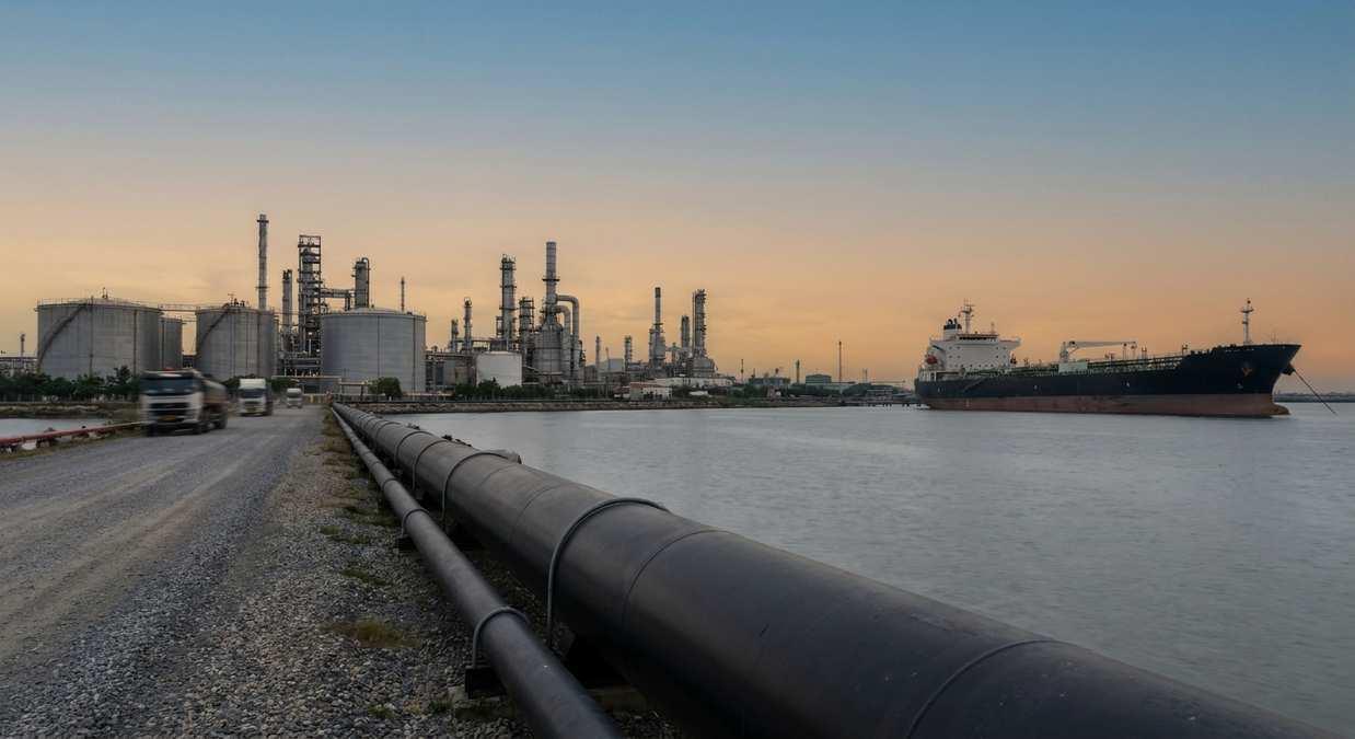 Семь стран ОПЕК+ договорились увеличить квоты на добычу нефти в июне