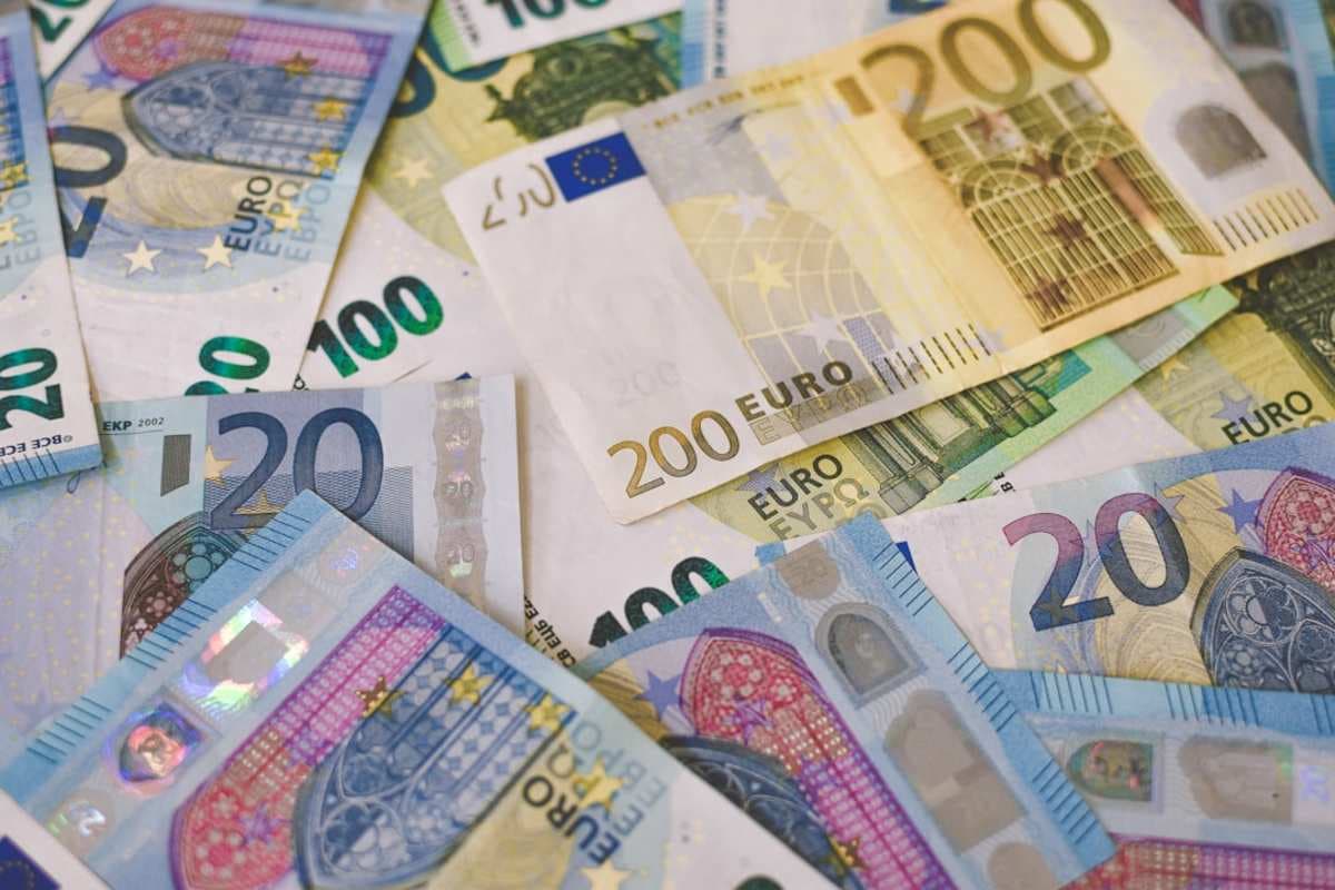 Средний курс покупки наличного евро в Москве опустился до 89,01 ₽