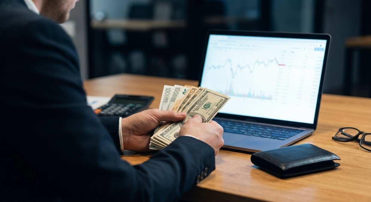 Банк России установил официальные курсы доллара и евро на 9 мая