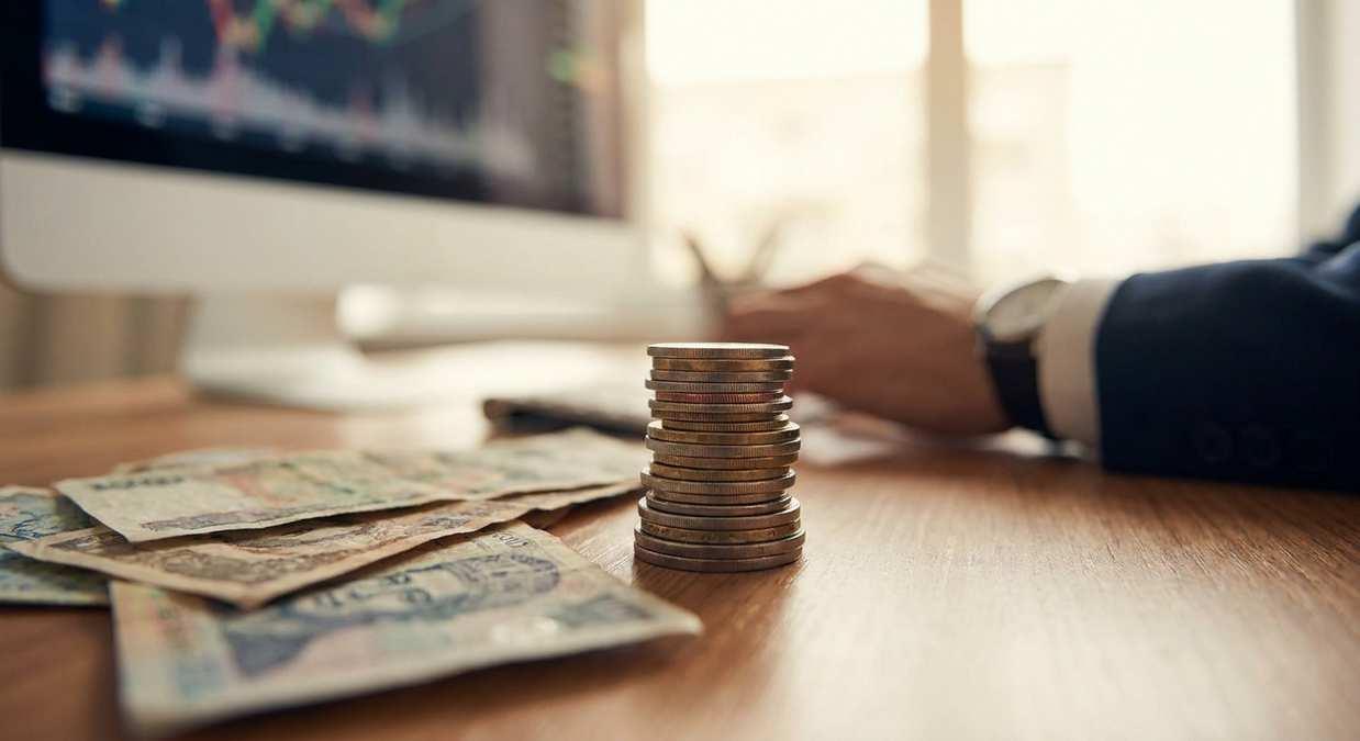 Средневзвешенный курс юаня на Московской бирже снизился до 10,7943 ₽