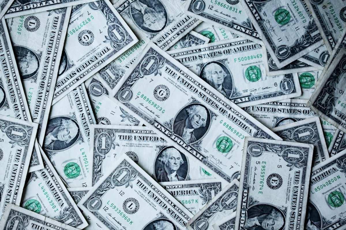Банк России повысил официальный курс доллара и опустил стоимость евро