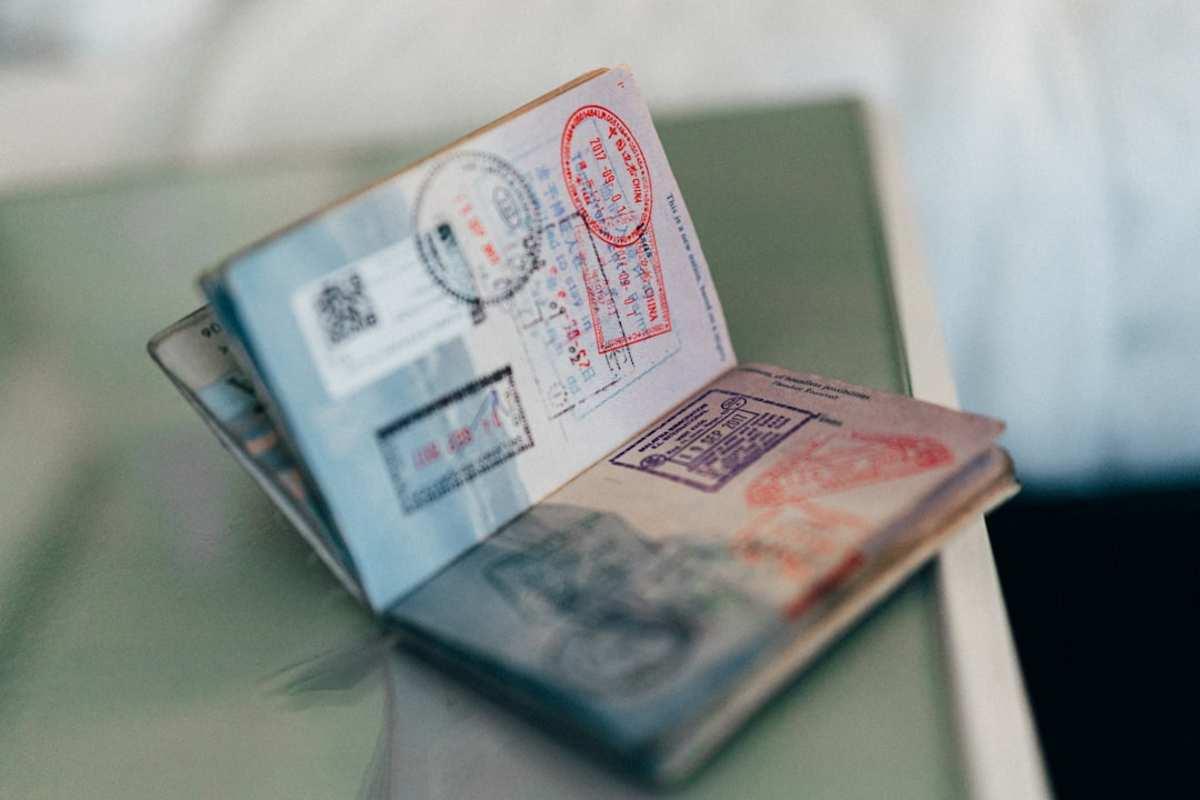 Венгрия приостановила прием документов на визы в трех городах России