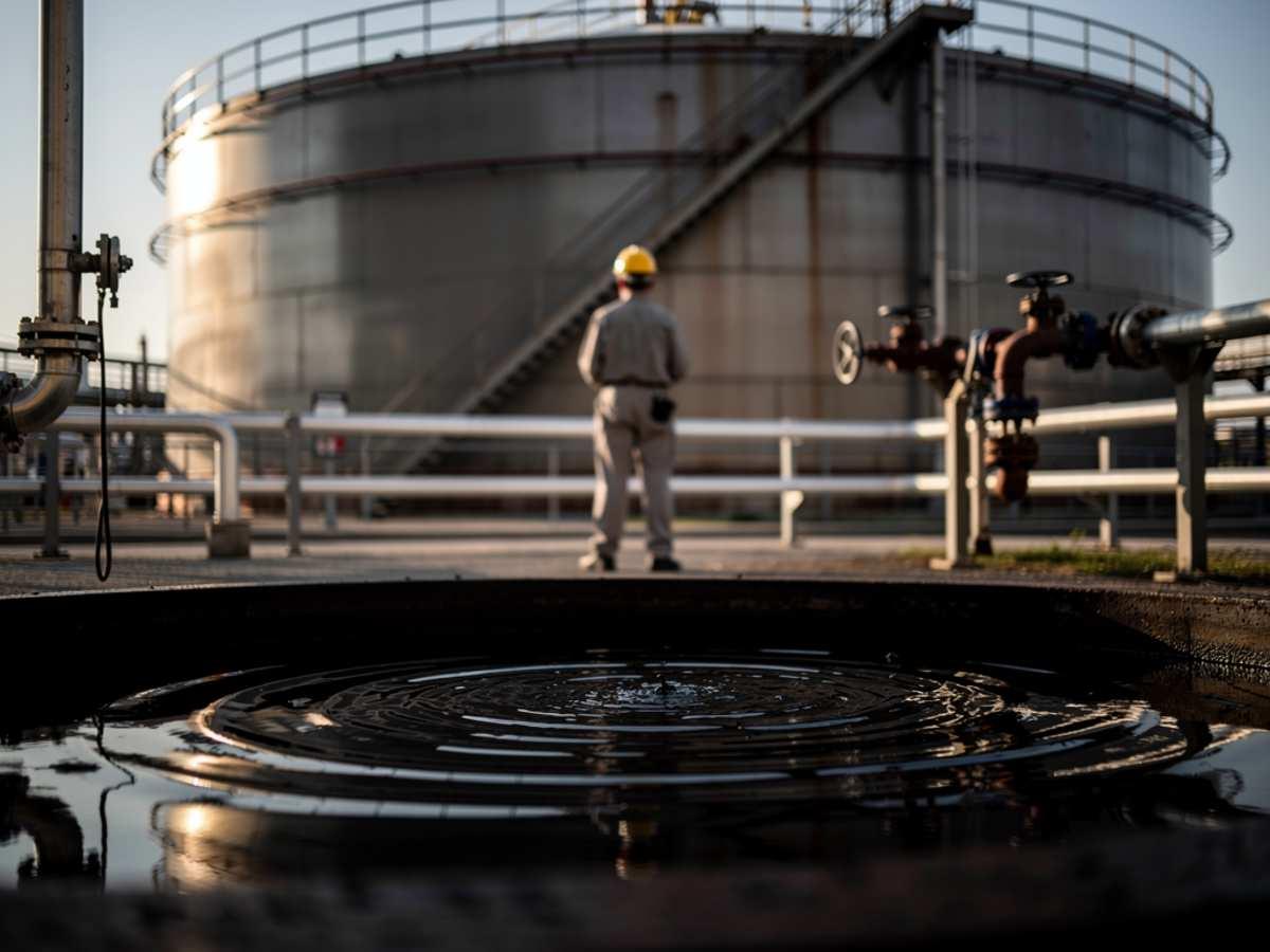 Президент России заявил о постепенном решении проблем с нефтепродуктами