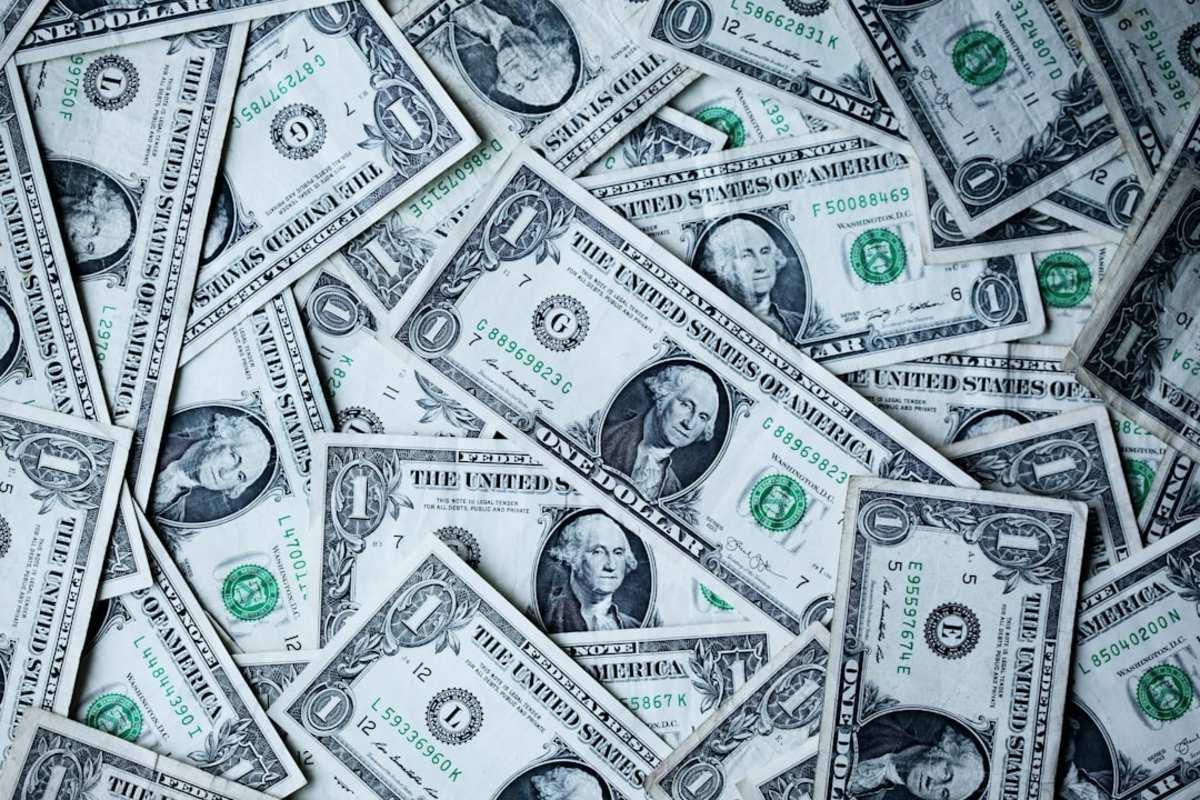 Банк России установил официальные курсы доллара и евро на первое августа