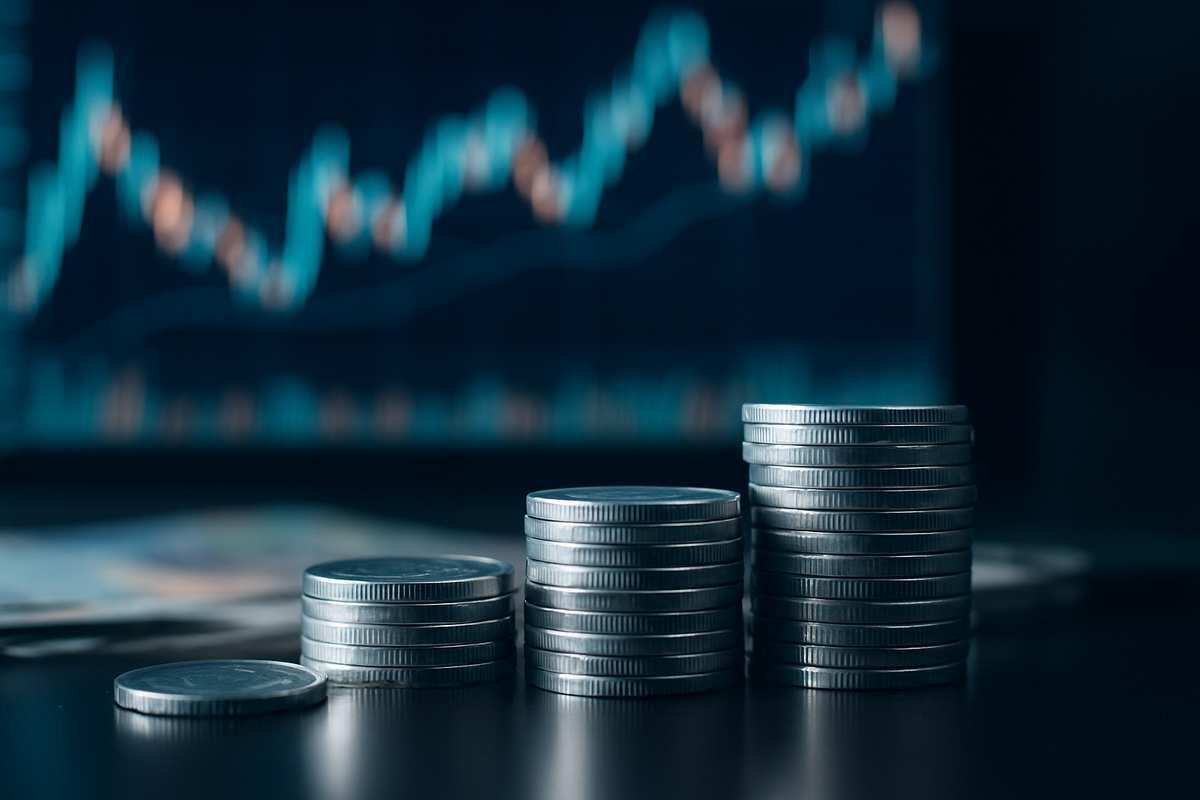 Средний курс юаня на торгах поднялся до 12,4271 ₽