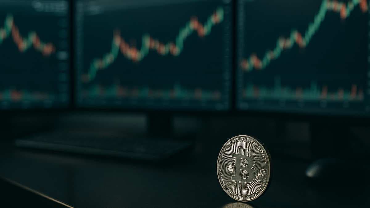 Биткоин стабилизировался около $75 800 после повышения ставки ФРС США