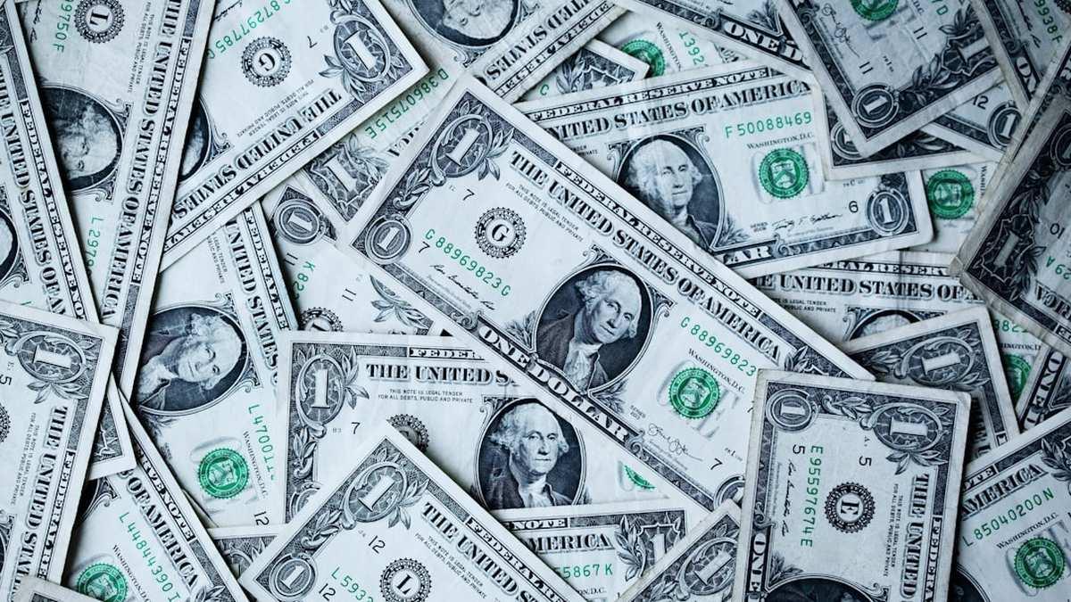 Средний курс покупки доллара в банках Москвы достиг ₽85,4118