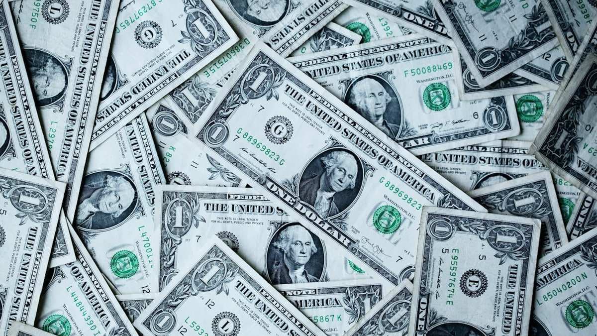 ЦБ установил официальный курс доллара на уровне ₽84,1975
