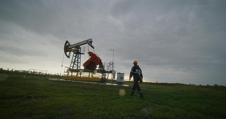 Русснефть за полгода сократила добычу нефти почти на 9%