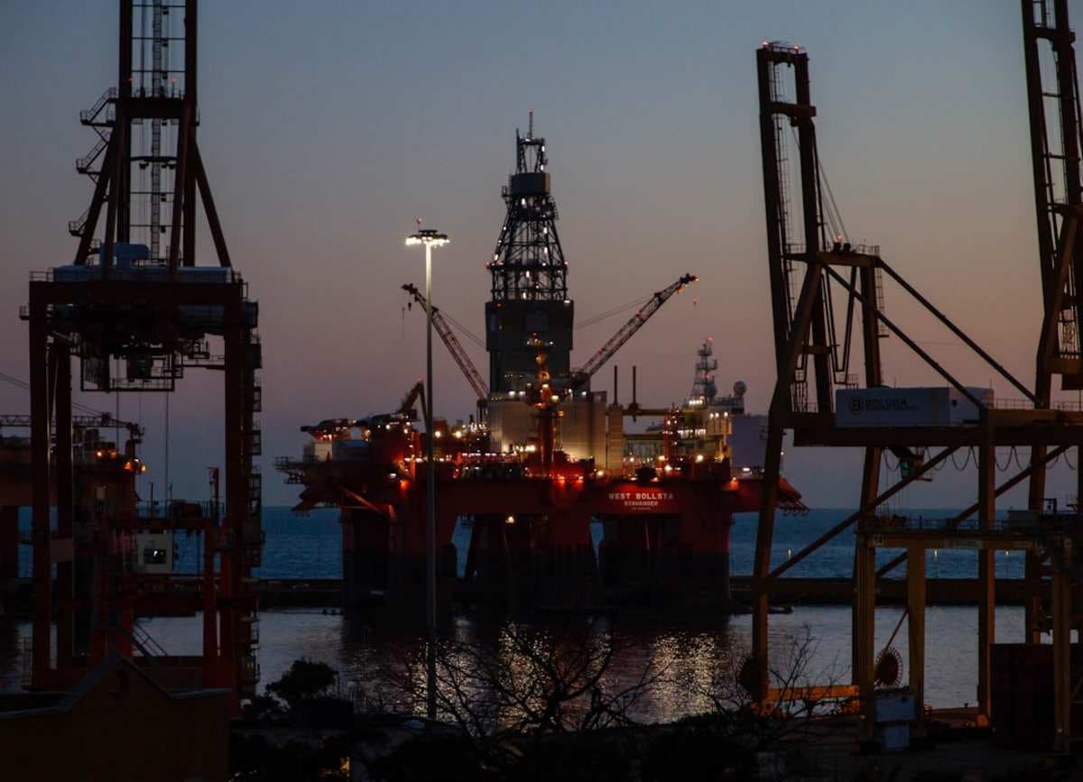 Американская нефть превысила $114 за баррель на фоне блокировки Ормузского пролива