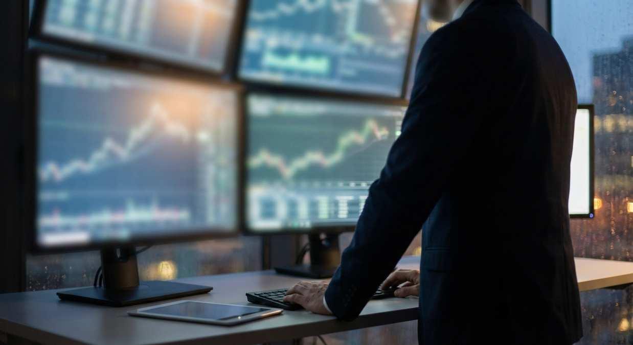 Руководство ФРС США сохраняет планы по снижению базовой ставки в этом году