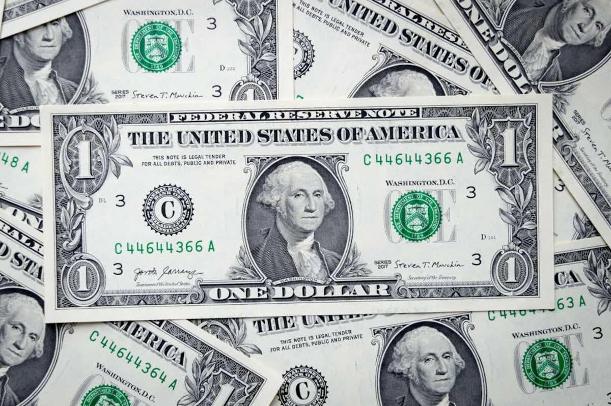 Средний курс покупки наличного доллара в Москве вырос до 76,1 ₽