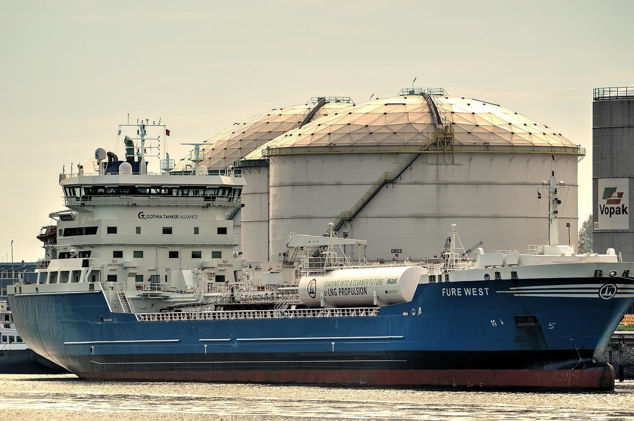 Bloomberg: Индия продолжила импорт российской нефти, несмотря на угрозы США