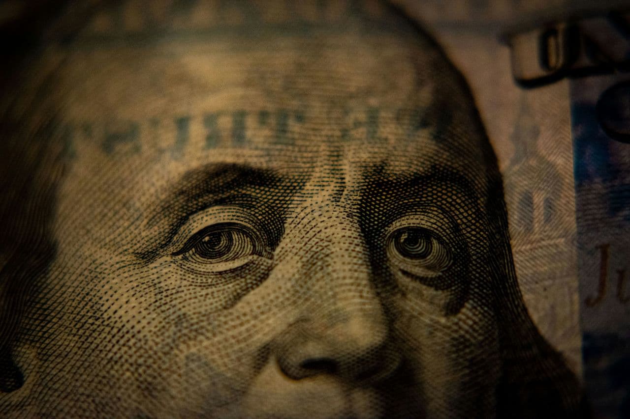 Минфин за месяц продаст валюту и золото на ₽35,9 млрд. Как это скажется на рубле?