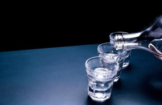 Продажи водки и коньяка в России снизились из-за роста акцизов