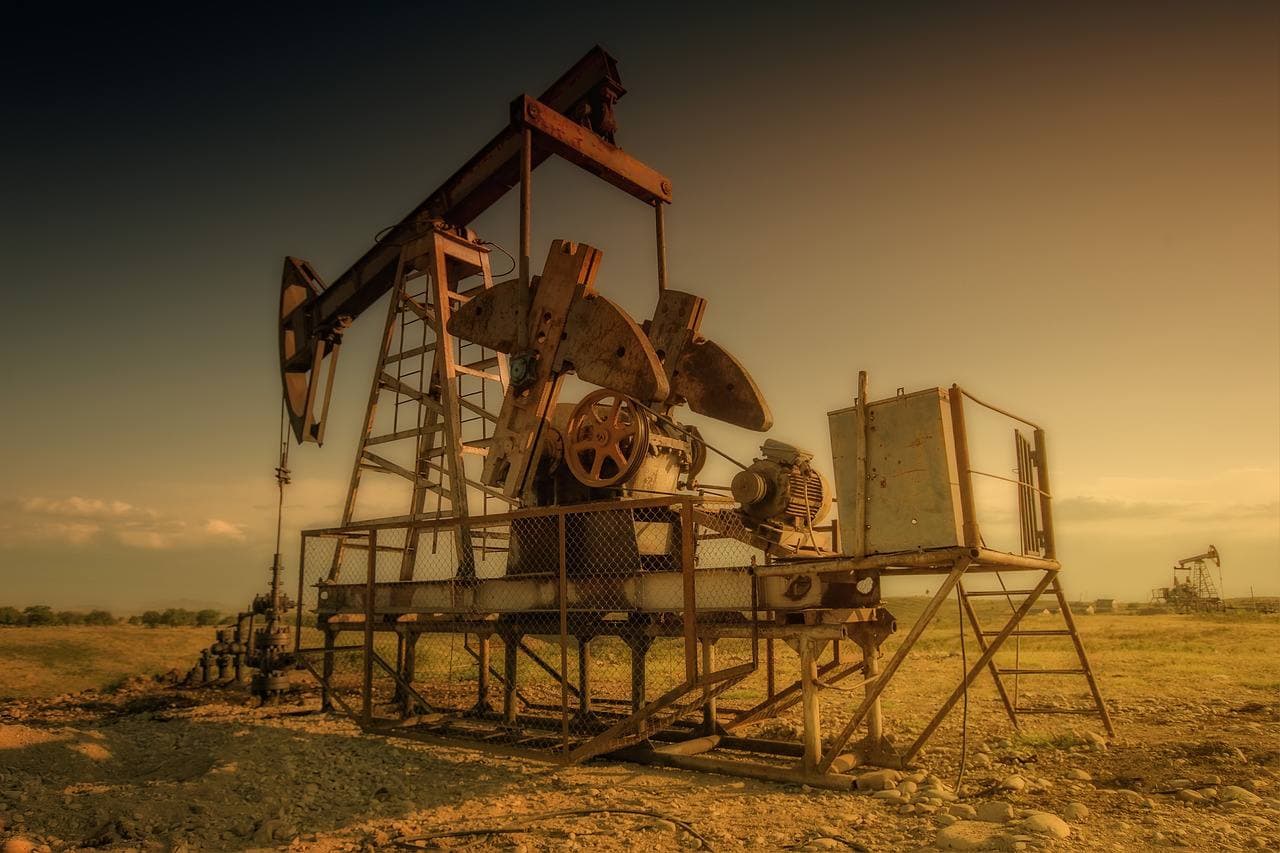 МЭА снизило прогноз мировых поставок нефти в 2025 году до 104,7 млн б/с