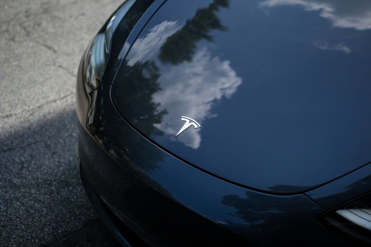 Поставки Tesla из Китая падают седьмой месяц подряд