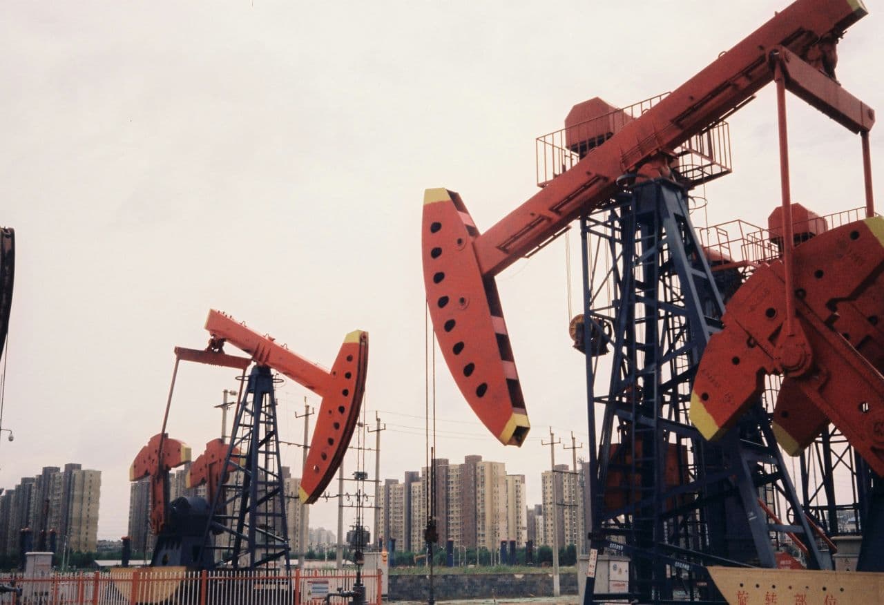 Аналитики: продление запрета на продажу нефти "по потолку" не повлияет на рынок