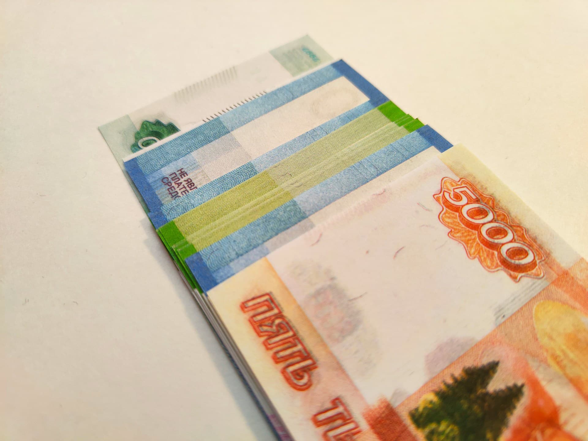 Средняя зарплата в России в апреле составила почти ₽100 тысяч