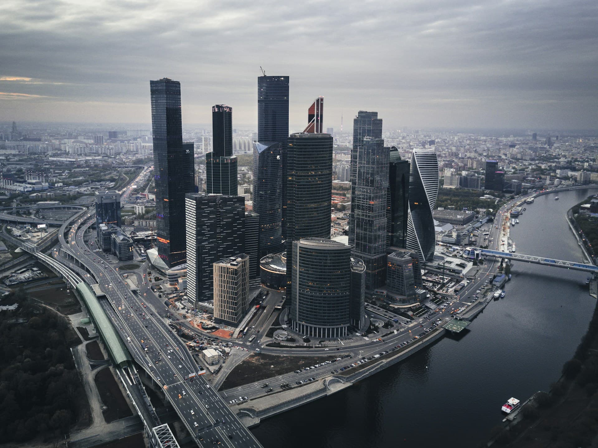 Инвестиции в российскую недвижимость могут сократиться почти на 50%