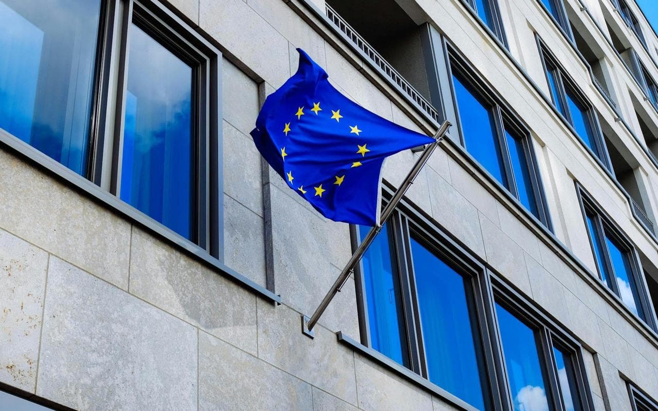 Новый пакет санкций ЕС включает полный запрет на операции с банками и финансовыми институтами