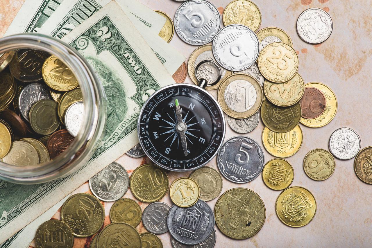 Минфин снова покупает валюту: почему рубль все равно остается крепким