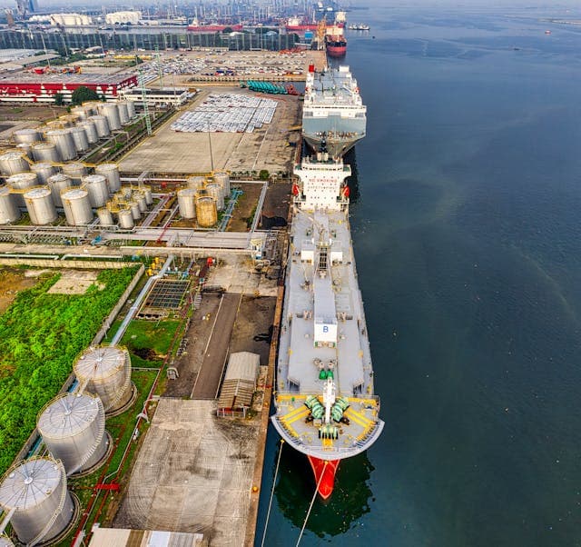 Экспорт нефти из России в Китай в августе сократился на 8,8%