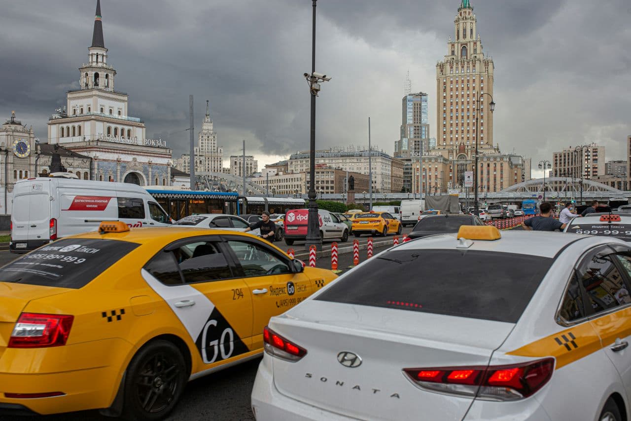 Путин подписал закон о локализации автомобилей такси