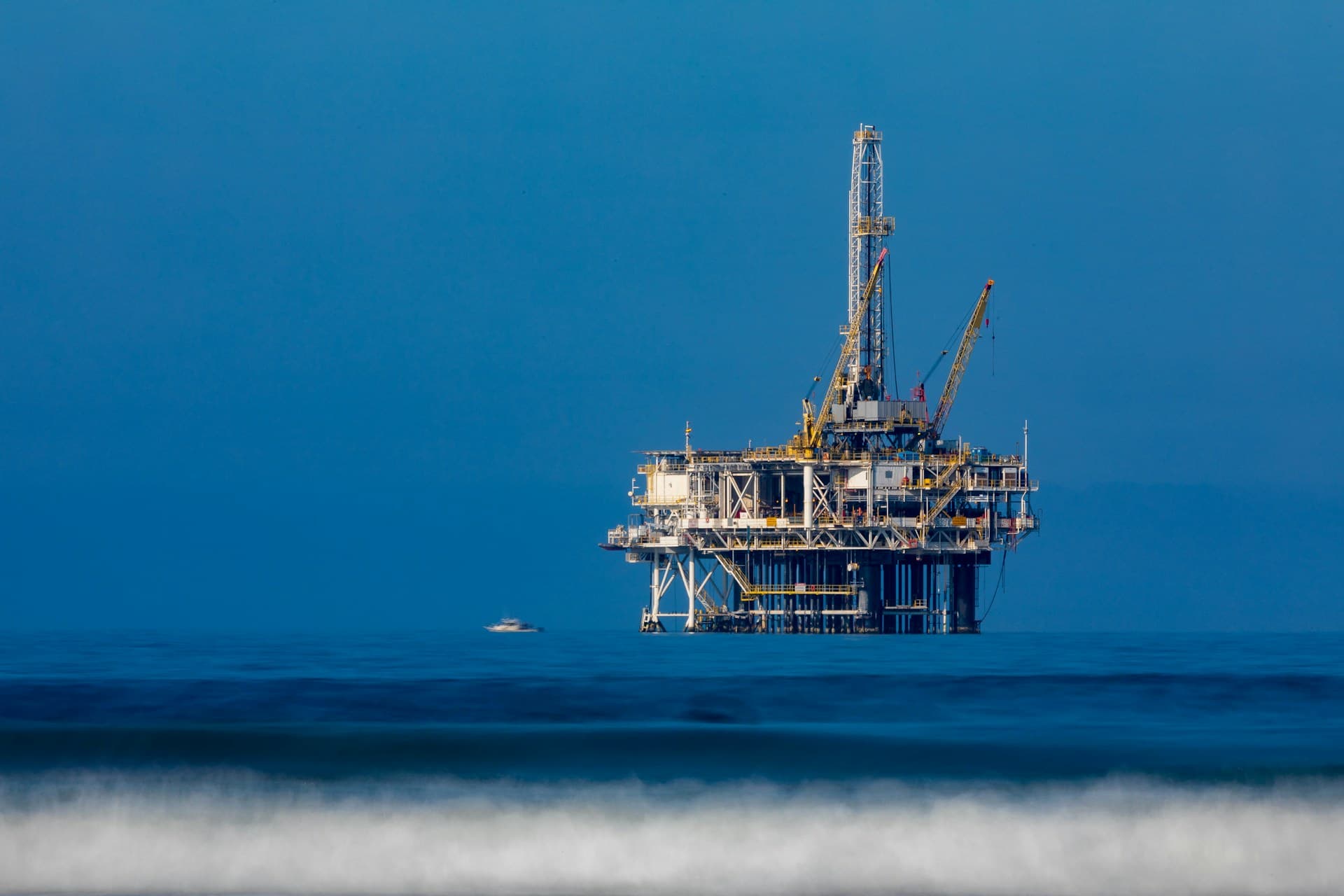 Экспорт российской нефти в августе снизился на 1%