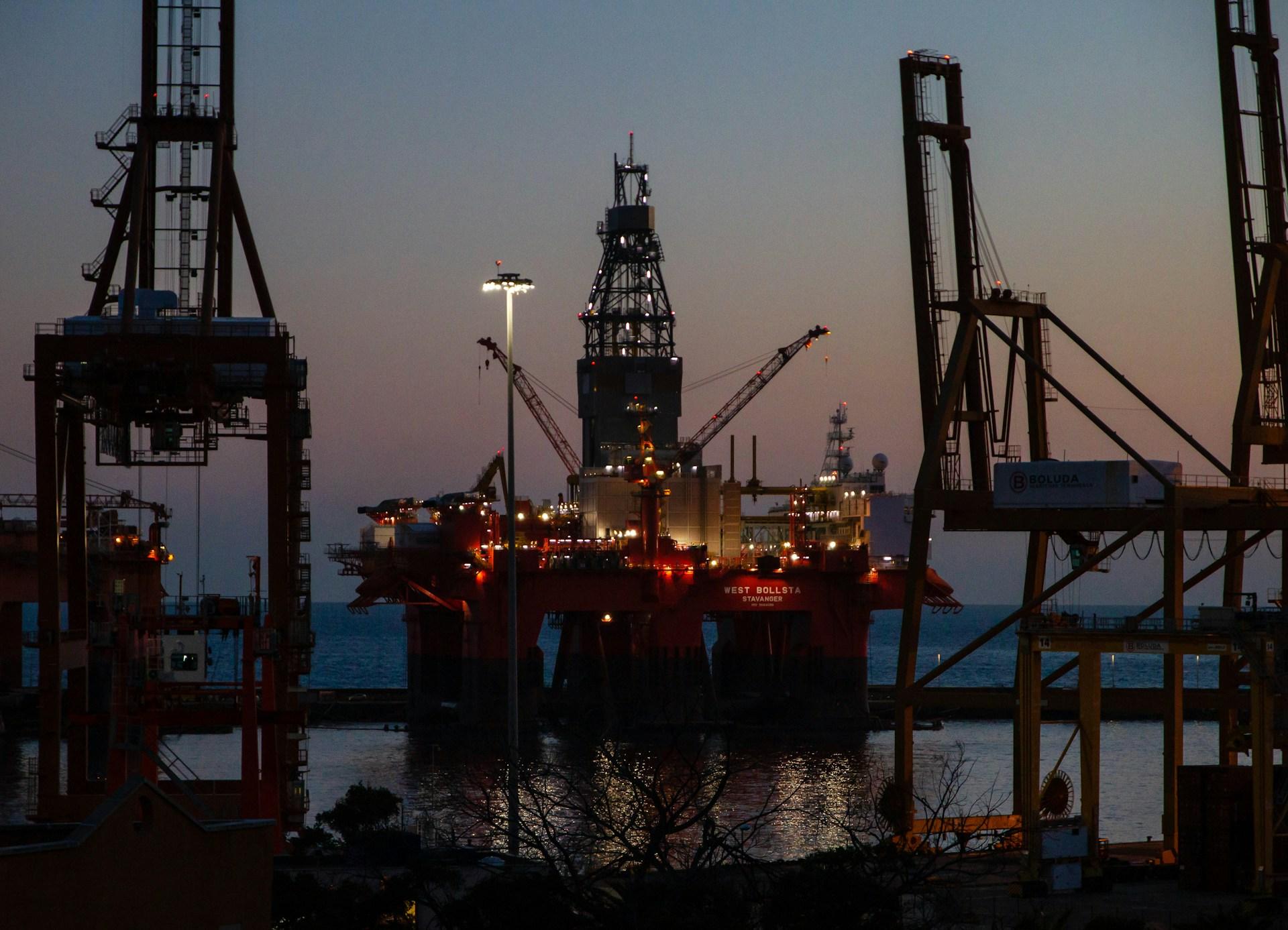 Цены на нефть снижаются на фоне ожиданий увеличения добычи ОПЕК+
