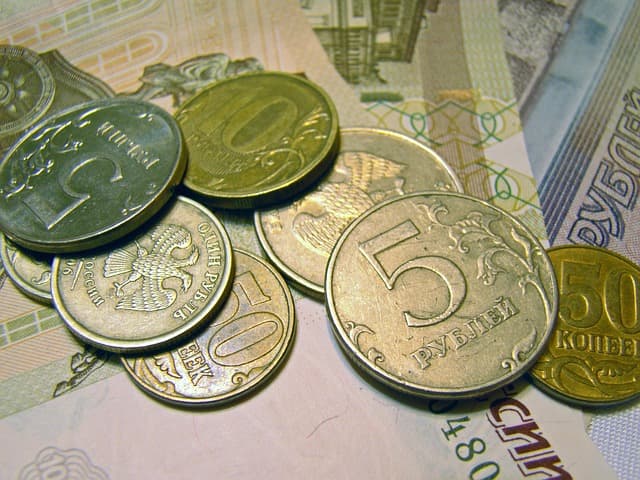 Ставки по вкладам в крупнейших банках России продолжают снижаться