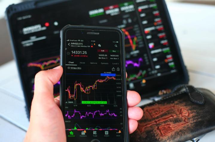 Аналитик Совкомбанка объяснил, почему стратегия продавать акции в мае теряет смысл