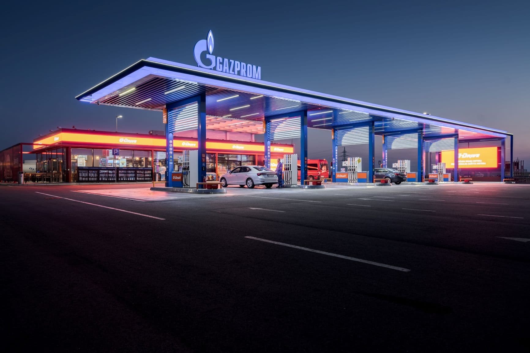Сербия ведет переговоры с РФ и США по санкциям против энергокомпании NIS